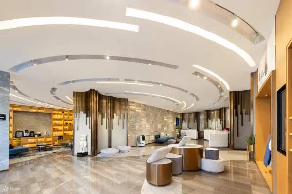 호텔 로비 분위기를 담은 사진